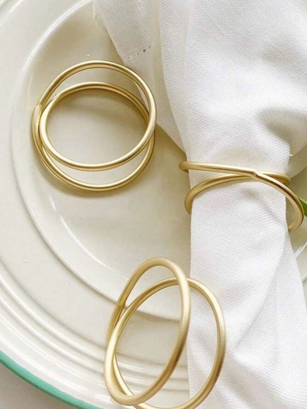 Set of 120 Gold Double-Ring Napkin Rings & Gold Cake Stand